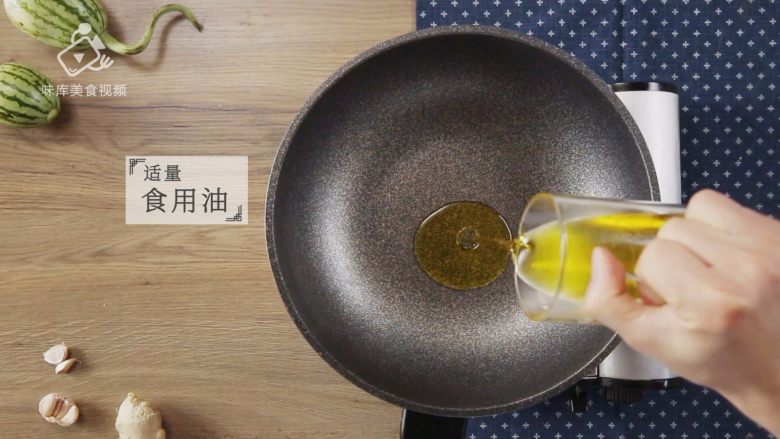 夏至吃什么?消暑养颜必推虾仁炒丝瓜,准备适量食用油