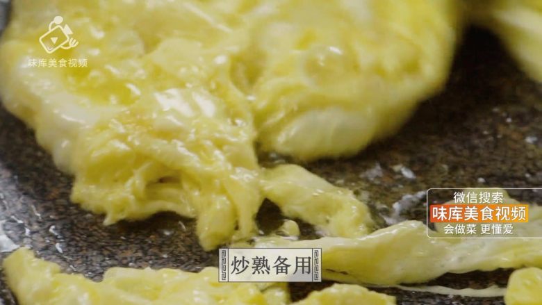 夏至吃什么?消暑养颜必推虾仁炒丝瓜,炒熟备用