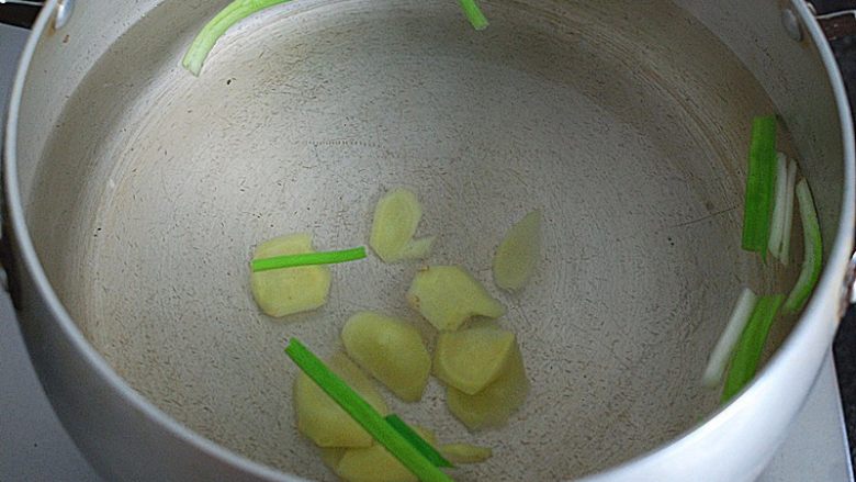 红枣母鸡汤,锅中水烧开,放入葱段、姜片
