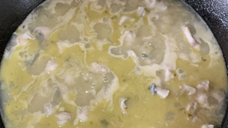 川味家常酸菜鱼,煮开后少许鸡精味精,小火10秒左右就可以出锅了