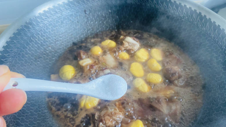 板栗排骨煲,根据个人口味加入适量盐,再次焖煮至熟