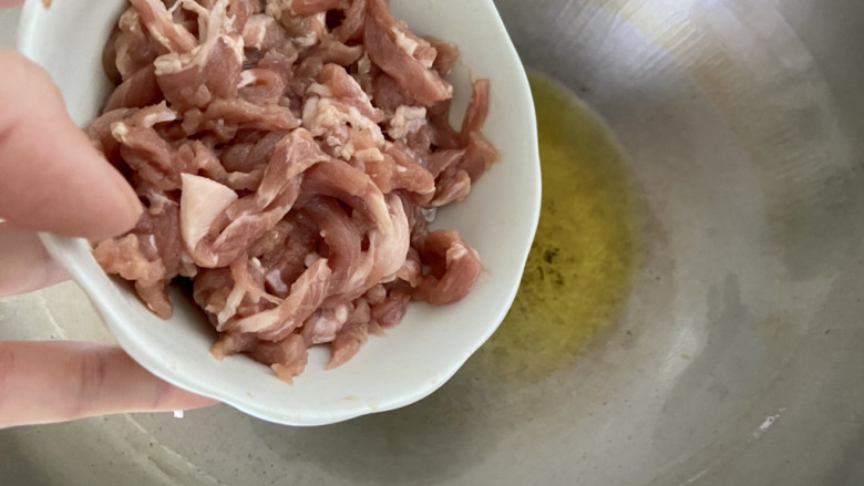 葱爆肉丝➕洋葱爆炒肉丝,开始烹饪:热锅,润锅后,加入冷油,加入肉丝,滑炒到变色盛出