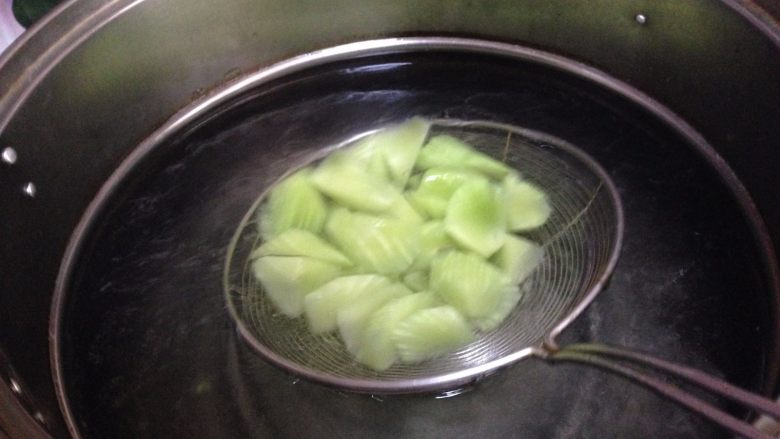 捞汁木耳,然后倒入莴笋块,开锅立马捞出过凉