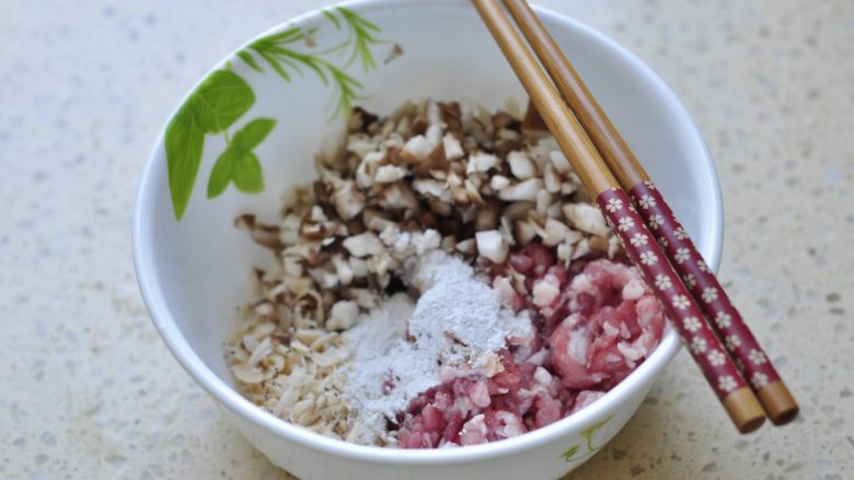 燕麦苦瓜酿,香菇碎，<a style='color:red;display:inline-block;' href='/shicai/ 10695'>肉糜</a>、<a style='color:red;display:inline-block;' href='/shicai/ 288'>虾皮</a>，<a style='color:red;display:inline-block;' href='/shicai/ 788'>生抽</a>、<a style='color:red;display:inline-block;' href='/shicai/ 718'>料酒</a>、淀粉、盐倒入大碗内。