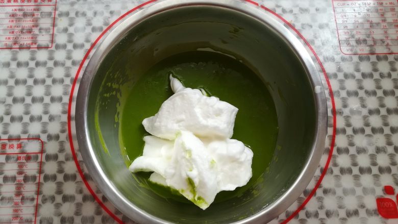 低糖菠菜戚风,取三分之一蛋白霜放入蛋黄糊,用蛋抽Z字型手法混合面糊,这个时候预热烤箱上火120度,下火170度