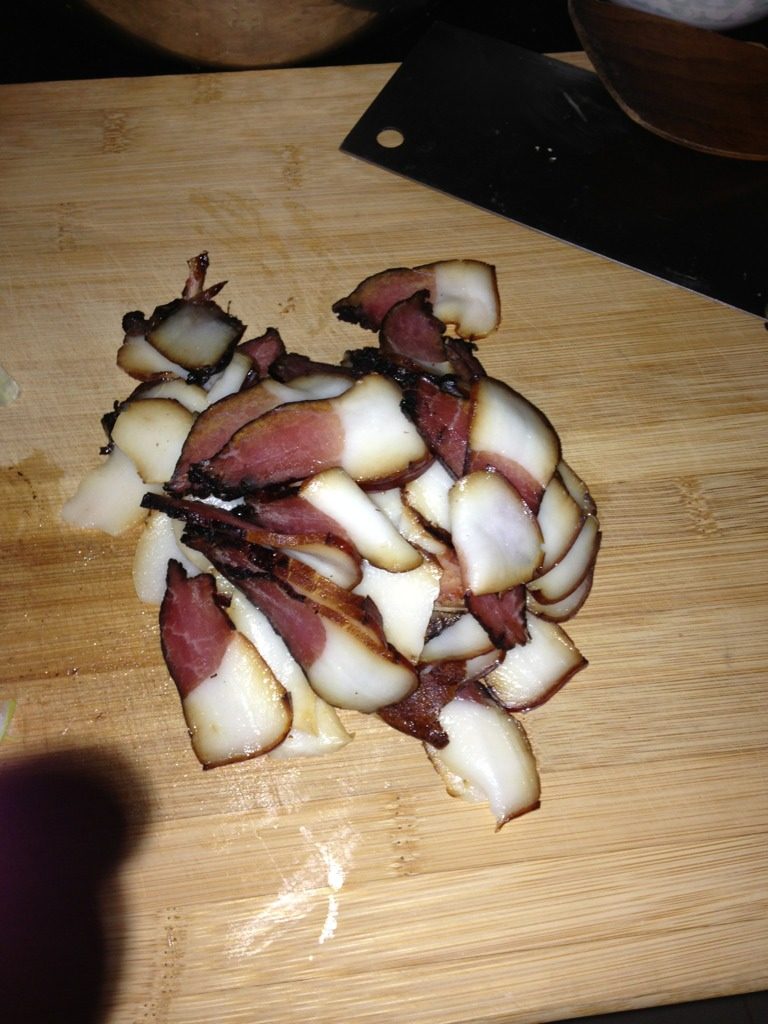 爆炒腊肉,<a style='color:red;display:inline-block;' href='/shicai/ 436'>腊肉</a>切片，越薄越好