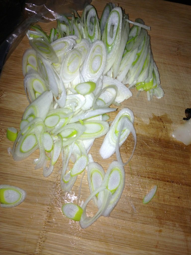 爆炒腊肉,葱切片