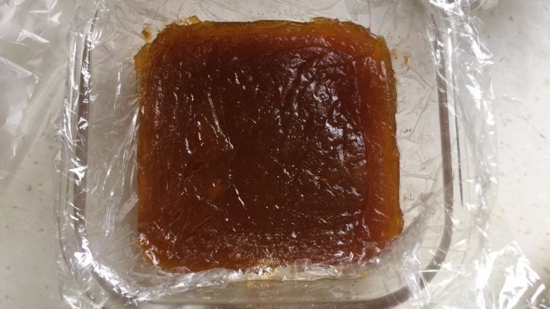 杏子软糖,趁热倒入容器中,为了好脱模我垫了保鲜膜