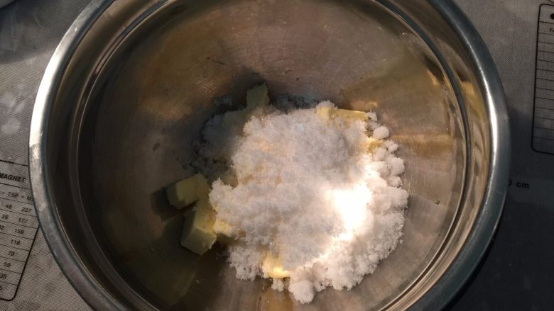 抹茶磅蛋糕,加入砂糖,用刮刀切拌均匀,我用了绵白糖
