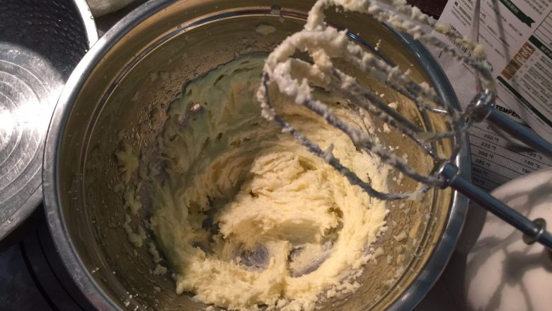 抹茶磅蛋糕,用打蛋器高速打发5分钟左右,如果室温低可以坐温水