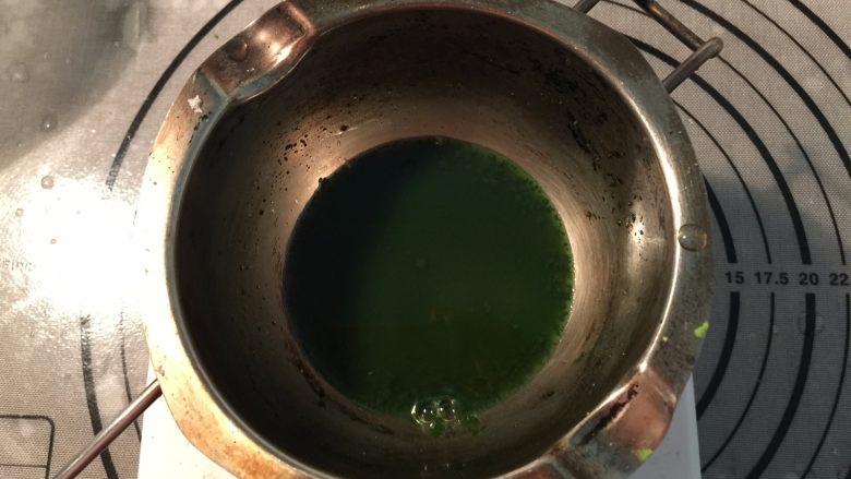 抹茶磅蛋糕,在烘烤时,把温水、砂糖和抹茶粉一起加热搅匀成糖浆