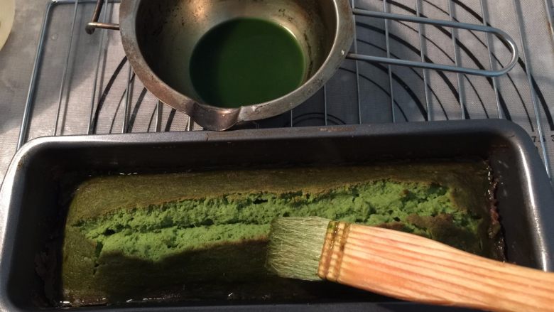 抹茶磅蛋糕,蛋糕出炉后趁热刷上糖浆,脱模后刷遍蛋糕