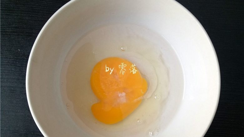 白菜酱油面,鸡蛋磕进碗里,调入适量盐,<a style='color:red;display:inline-block;' href='/shicai/ 3729'>白糖</a>,凉开水;