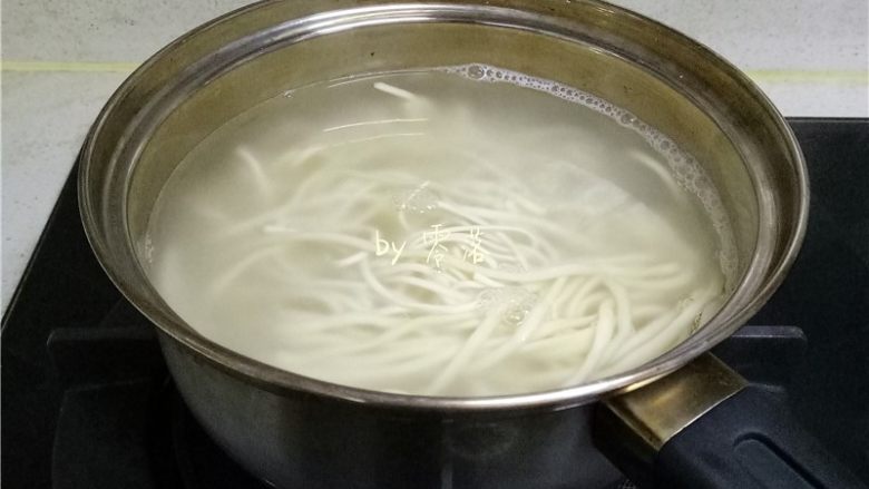 白菜酱油面,放入面条煮熟;
