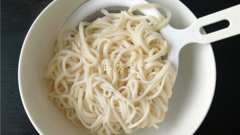 白菜酱油面,将面条控干水分;