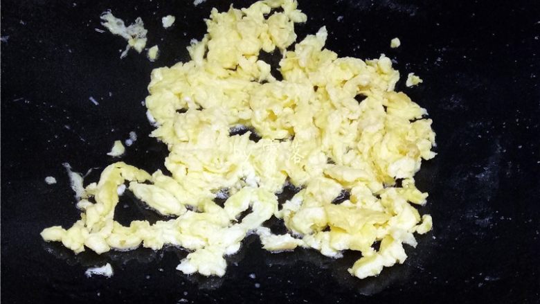 白菜酱油面,倒入鸡蛋液,快速翻炒;