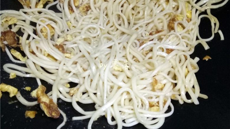 白菜酱油面,放入面条翻炒;