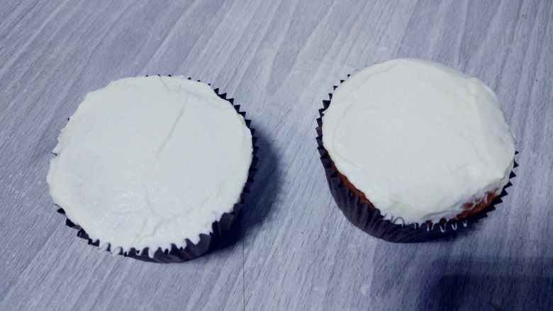 小浣熊立体彩绘杯蛋糕,如果用食用色素,可以用白色调整黄色奶油霜,用奶油霜抹平更平整,和顶部装饰的奶油霜图案也结合得更好