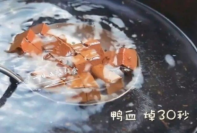 鸭血豆腐汤,水烧开将豆腐和鸭血分别焯30秒,捞出来备用。