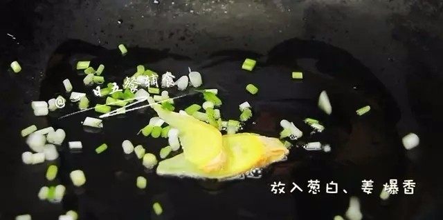 鸭血豆腐汤,锅中放一点油,开小火,放入<a style='color:red;display:inline-block;' href='/shicai/ 37'>姜</a> 和葱白,爆香。