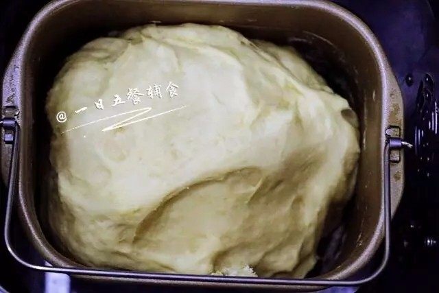 心形椰蓉面包,发酵至2.5倍大。室温发酵也就1个小时。
🌻小贴士:这两步可以前一天睡觉前完成,揉成面团后,放冰箱冷藏发酵16-18个小时,第二天下班回来