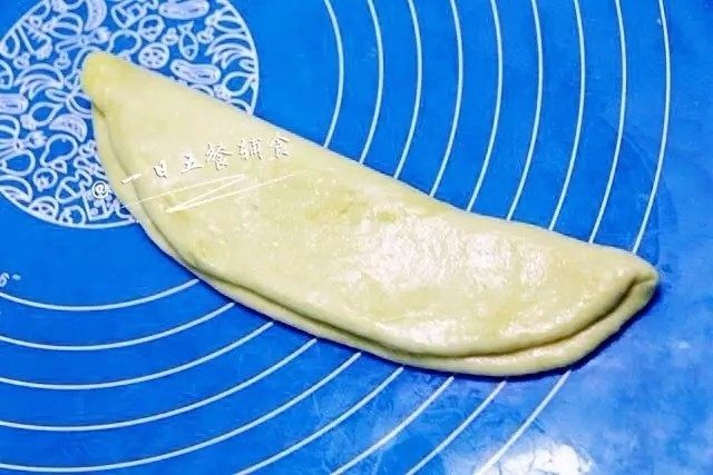 心形椰蓉面包,然后纵向对折一次。