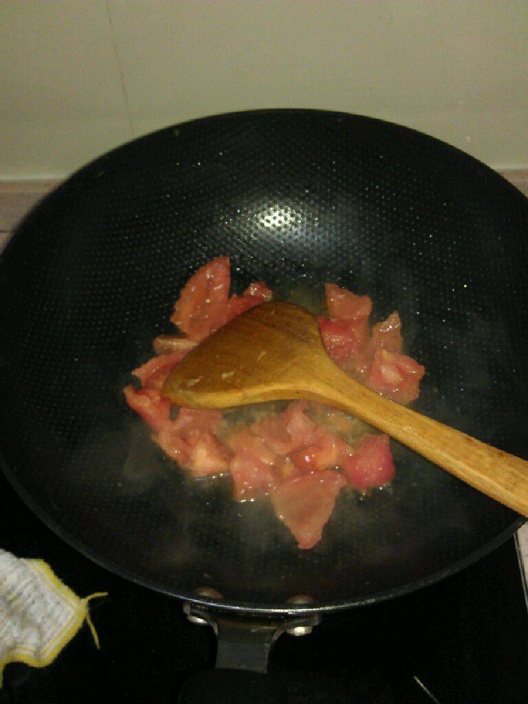 酸辣菜,<a style='color:red;display:inline-block;' href='/shicai/ 59'>番茄</a>洗净用热水泡到皮起皱，将皮剥掉，切块。热锅到少许油放入<a style='color:red;display:inline-block;' href='/shicai/ 59'>番茄</a>，加少许的水小火炒<a style='color:red;display:inline-block;' href='/shicai/ 59'>番茄</a>，加少许<a style='color:red;display:inline-block;' href='/shicai/ 10588'>糖</a>在将<a style='color:red;display:inline-block;' href='/shicai/ 59'>番茄</a>炒成粘稠。显麻烦也可以改用<a style='color:red;display:inline-block;' href='/shicai/ 59'>番茄</a>酱