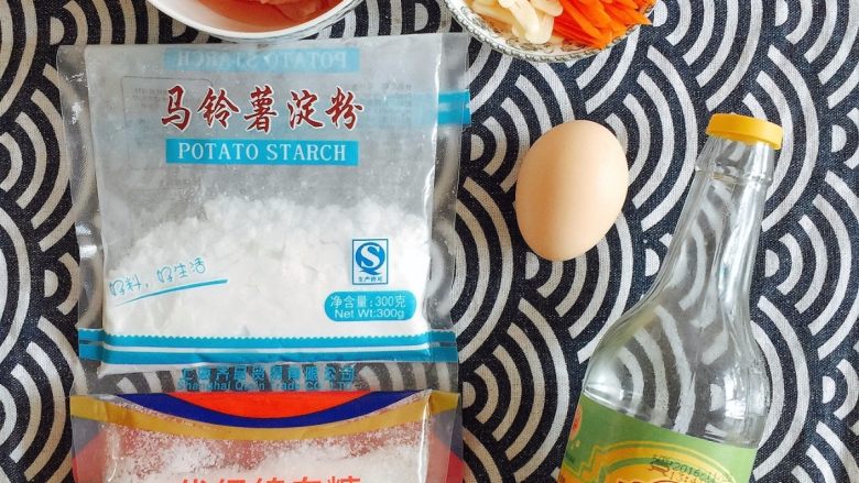 锅包肉——这一大盘肉,拴着东北人一生的情节!
,材料准备如下:
葱、姜和<a style='color:red;display:inline-block;' href='/shicai/ 25'>胡萝卜</a>切成丝,蒜切片备用;