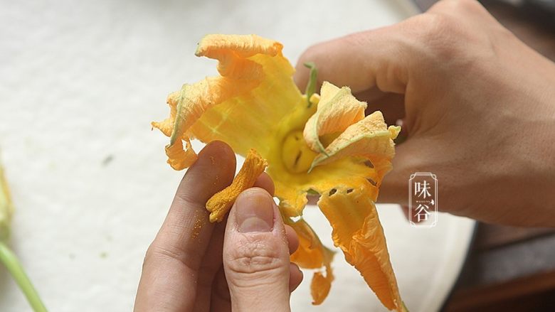 南瓜花炒鸡蛋,把花朵中间的花蕊摘取;