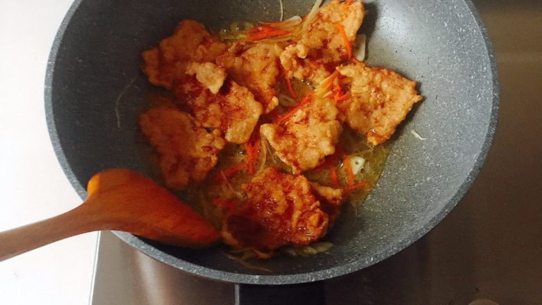 锅包肉——这一大盘肉,拴着东北人一生的情节!
,开大火,倒入炸好里脊肉,快速挂汁出锅;
PS:一定要快,否则肉就不酥脆了;