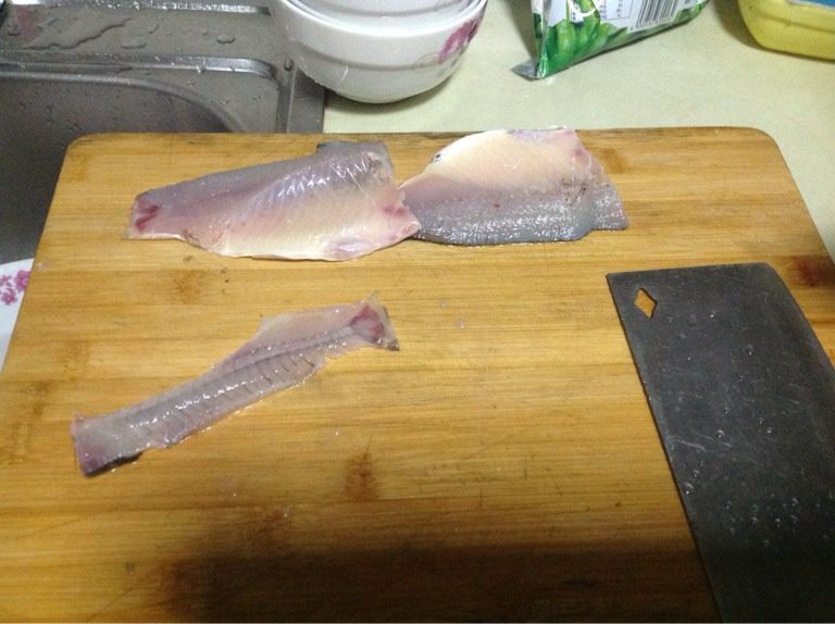鱼丸,从中间鱼骨片下鱼肉,鱼骨丢锅里熬汤