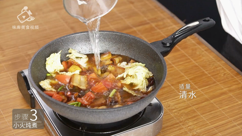 深夜食堂里的招牌菜,一道温暖人心的大锅菜,加入适量清水