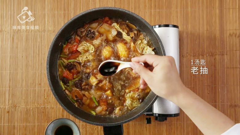 深夜食堂里的招牌菜,一道温暖人心的大锅菜,加入1汤匙老抽