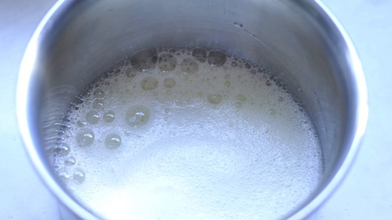 日式棉花蛋糕,蛋白里加入1克盐,2滴白醋,低速打发出现鱼泡眼。
7、预热烤箱150度,将盐加入蛋白中,细砂糖分3次加入蛋白中打发至湿性发泡。
8、
