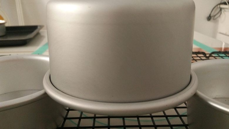 草莓戚风蛋糕,出炉震一下模具,立即倒扣至彻底凉透。
