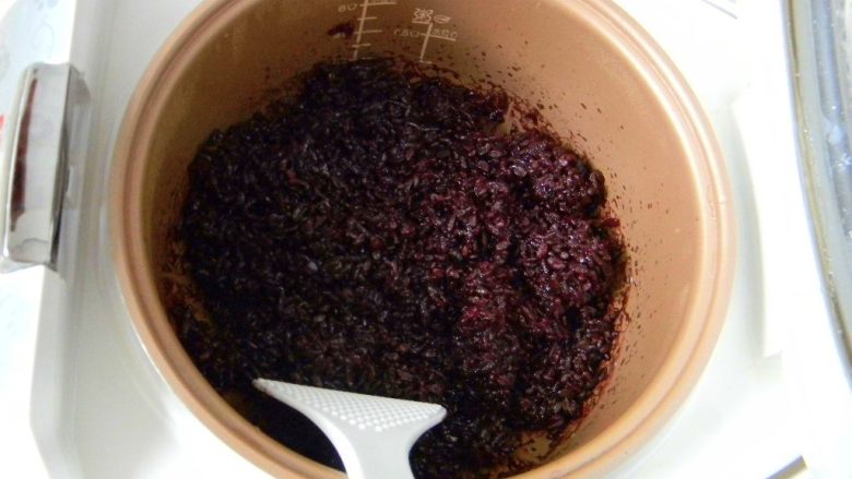 腊肉糯米卷,在发面团的时候把糯米饭焖好,我用的是黑糯米。用其他普通糯米都可以。正常用电饭煲煮焖,焖好的米饭用饭铲简单打散