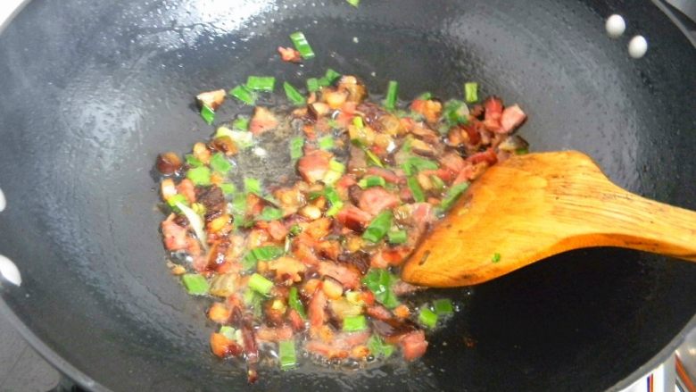 腊肉糯米卷,
炒匀,这是已经炒出很多油,关火