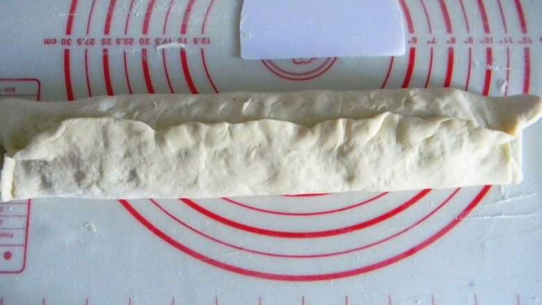 腊肉糯米卷,
用面饼上下包住捏严,不要怕不好看,要包严