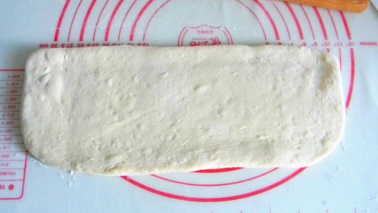 腊肉糯米卷,
面团擀成约15厘米宽的面饼状,不要太薄