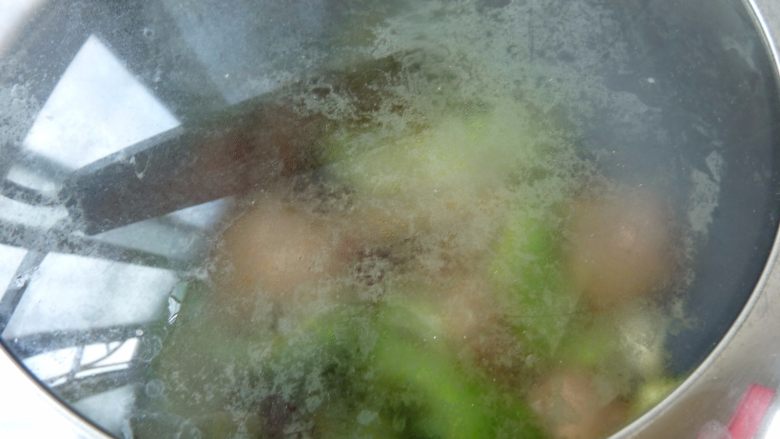 苦瓜烧鸡腿,盖子不要盖严,烧15分钟左右