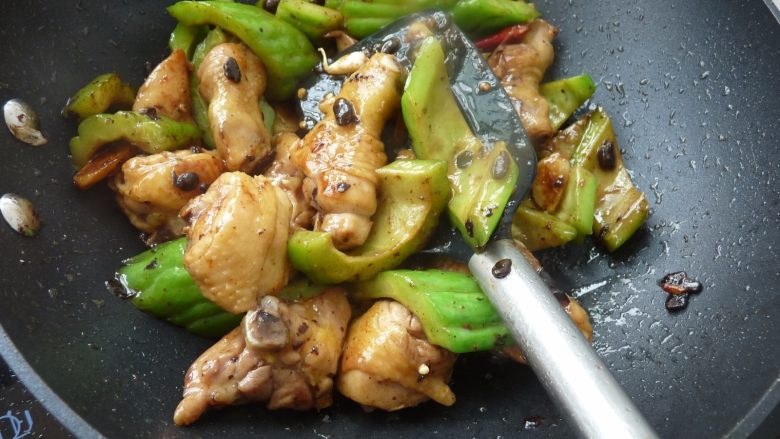 苦瓜烧鸡腿,所有材料烧透,关火