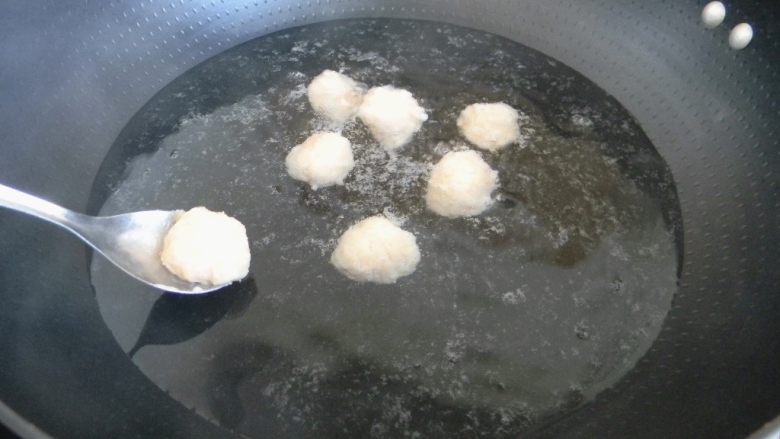清水虾丸,炒锅提前烧水,看到水内出现鱼眼泡状,就可以一个个放入虾丸了,做一个放一个