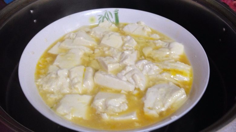 豆腐鸡蛋蒸肉末,蒸锅加水烧开,放入鸡蛋豆腐加盖蒸8分钟左右(可以加盖保鲜膜使豆腐更嫩)