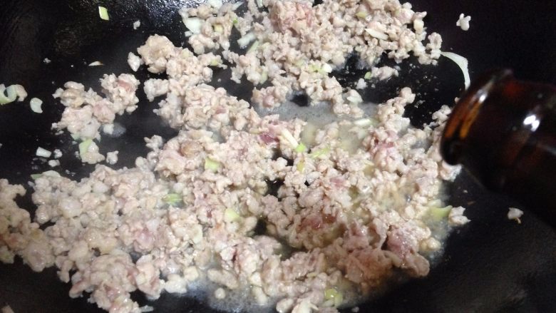 豆腐鸡蛋蒸肉末,烹入料酒去腥,煸酥煸稥(就是炒到肉馅一粒一粒的,稍微有些黄)