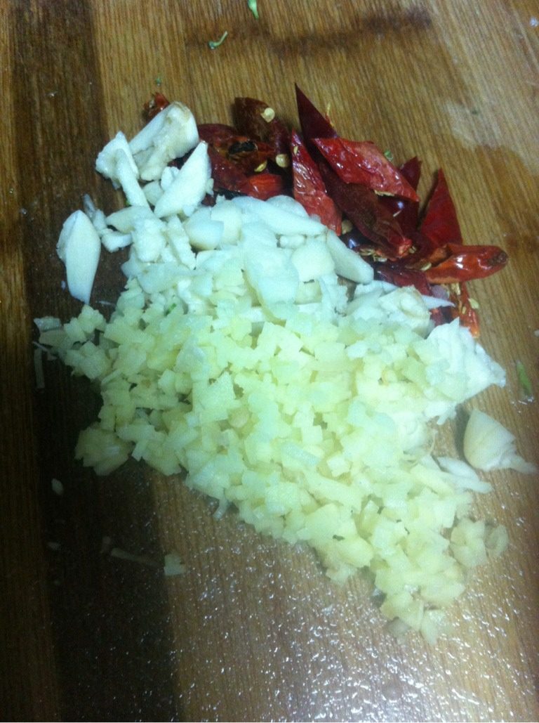 爆炒西兰花,<a style='color:red;display:inline-block;' href='/shicai/ 86464'>干红辣椒</a>切菱形，蒜，<a style='color:red;display:inline-block;' href='/shicai/ 37'>姜</a>切末