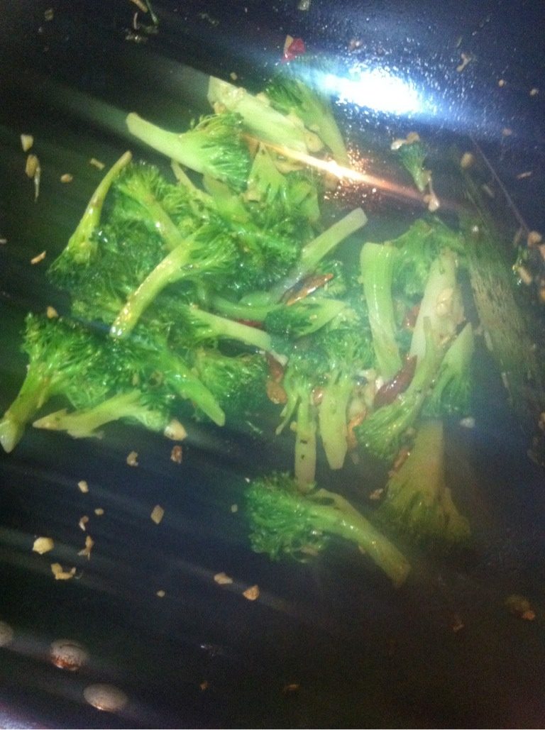 爆炒西兰花,然后倒入西兰花，开小火把水分逼出来，然后洒上盐，水分出来后大火收汁撒点<a style='color:red;display:inline-block;' href='/shicai/ 756'>鸡精</a>装盘