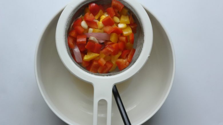 鸡肉蔬菜披萨,蒸好的蔬菜拿出来,滤掉全部的水份,这样做出来的成品才不会水水的,弄好放一边待即可