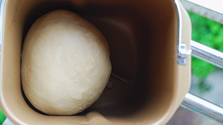 日式炼乳吐司,揉至手套膜状态,发酵至2倍大小