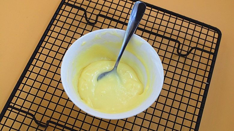日式炼乳吐司,涂抹材料里的黄油拿出来软化后和炼乳一起搅拌成炼乳酱(天冷可用微波炉加热20秒)