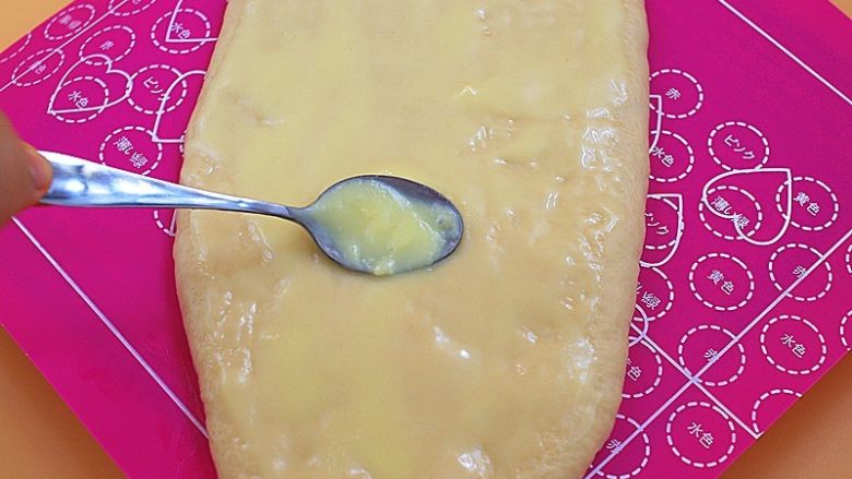 日式炼乳吐司,涂抹上炼乳酱(不要全部涂完,要留一点等下涂表面)